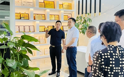 龙华民治街道张高攀书记莅临优胜客考察、指导，助力优胜客持续健康发展！